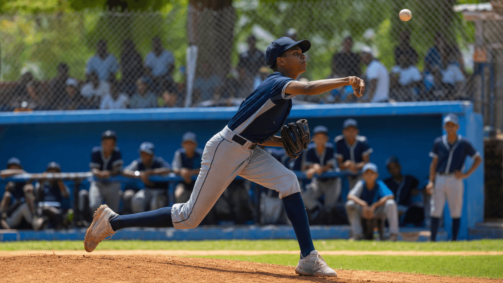 Pitcher juvenil lanzando durante un juego